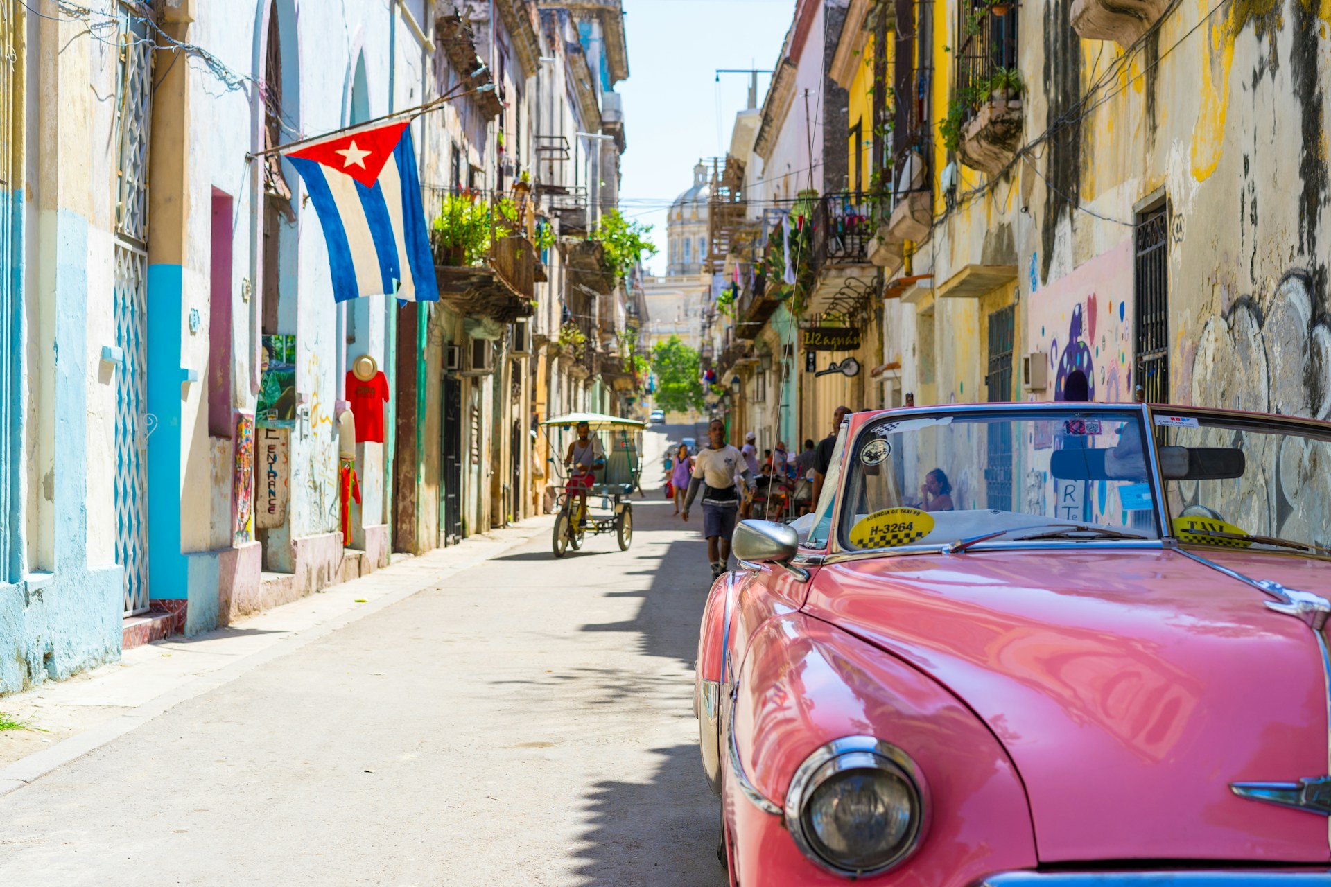 Cuba is een eilandnatie in het Caribisch gebied die bekendstaat om haar muziek, kleur en sterke gemeenschapsgevoel. De geschiedenis en cultuur van het land zijn zichtbaar in de architectuur, tradities en het dagelijks leven. Gezinnen die Cuba bezoeken merken vaak dat het zowel leerzaam als plezierig is. Kinderen kunnen door straten wandelen vol oude auto’s, luisteren naar livemuziek en leren over een land dat veel van zijn verleden heeft bewaard terwijl het bezoekers hartelijk verwelkomt. Deze eigenschappen maken Cuba tot een boeiende bestemming voor gedeelde gezinsbelevingen. De steden van Cuba verkennen Het stadsleven in Cuba biedt een directe blik op de geschiedenis en het karakter van het land. In Havana kunnen bezoekers wandelen door straten met kleurrijke koloniale gebouwen en muziek horen die uit elke hoek klinkt. Afhankelijk van het reisschema is een rit in een van de oude Amerikaanse auto’s die nog steeds door de stad rijden een leuke manier om samen de sfeer te ervaren. Gezinnen kunnen bezienswaardigheden bezoeken zoals de Malecón, een lange boulevard langs de zee, en El Morro, een fort dat uitkijkt over de haven. Deze plekken laten zien hoe de stad zich heeft ontwikkeld door handel, cultuur en verdediging. De steden van Cuba zijn ook gevuld met geschiedenis die nog altijd voelbaar is. In Trinidad kunnen gezinnen door geplaveide straten wandelen en goed bewaarde huizen zien die de stad een plaats op de UNESCO-werelderfgoedlijst hebben opgeleverd. De centrale pleinen bieden vaak muziekoptredens waar zowel lokale bewoners als bezoekers samenkomen. Ervaringen zoals deze helpen gezinnen contact te maken met het sociale leven op het eiland en te begrijpen waarom een vakantie Cuba over meer gaat dan alleen bezienswaardigheden bekijken. De natuurlijke gebieden van Cuba ontdekken Buiten de steden bieden de natuurlijke gebieden van Cuba een evenwicht tussen verkenning en ontspanning. De Vallei van Viñales, bekend om haar kenmerkende kalksteenheuvels die mogotes worden genoemd, is een plek waar gezinnen het landschap van dichtbij kunnen ervaren. Bezoeken aan dit gebied kunnen het leren over lokale landbouwtradities omvatten en laten zien hoe tabak wordt geteeld en verwerkt. Het omliggende platteland geeft kinderen de kans om het landelijke leven te zien dat nog steeds traditionele methoden volgt. Een ander natuurlijk hoogtepunt is de Sierra del Escambray, een bergachtig gebied met watervallen, tropische planten en vogelsoorten die uniek zijn voor het eiland. Reizen door dit park met een vrachtwagen is een gedenkwaardige manier om het terrein te ervaren. Gezinnen kunnen de geluiden van tropische vogels horen of heldere vlinders zien terwijl ze over de paden wandelen. Tijd doorbrengen in deze gebieden laat zien hoe divers de natuur van Cuba is en maakt een vakantie Cuba zowel actief als leerzaam. Genieten van de Cubaanse kust Cuba wordt omringd door de Atlantische Oceaan en de Caribische Zee, wat het land lange kustlijnen en helderblauw water geeft. Gezinnen die tijd aan zee willen doorbrengen kunnen Varadero bezoeken, een van de bekendste badplaatsen van het land. Het witte zand en het kalme water maken het een aangename plek om te zwemmen en te spelen. Sommige gebieden bieden mogelijkheden om te snorkelen, waar reizigers kleurrijke vissen en koraalriffen kunnen observeren. De kustregio’s geven ook inzicht in Cuba’s nauwe band met de zee. Kleine vissersgemeenschappen langs de kust laten zien hoe lokale bewoners afhankelijk zijn van de oceaan voor hun levensonderhoud. Het zien van boten die terugkeren naar de kust of vissers die hun netten herstellen voegt diepgang toe aan de gezinsreis en biedt de gelegenheid om te leren over het dagelijkse leven aan de randen van het eiland. De Cubaanse keuken ervaren Eten is een belangrijk onderdeel van de dagelijkse cultuur in Cuba en maaltijden zijn vaak sociale gelegenheden. De keuken combineert invloeden uit de Spaanse, Afrikaanse en Caribische tradities. Gezinnen kunnen gerechten proberen zoals arroz con pollo, een rijst- en kipgerecht dat vaak met groenten wordt bereid, of tamales, gemaakt van maïsdeeg gevuld met vlees en gestoomd in bananenbladeren. Kinderen genieten vaak van flan Cubano, een zoete karamelpudding, of tostones, knapperige dubbelgebakken plakjes bakbanaan. Vers fruit zoals mango, papaja en ananas is ook overal verkrijgbaar en vormt een eenvoudige en gezonde snack. Samen van deze maaltijden genieten helpt gezinnen te ervaren hoe lokale gerechten de geschiedenis en geografie weerspiegelen. Interessante feiten over Cuba De officiële munt is de Cubaanse peso. De oude Amerikaanse auto’s die overal in Cuba te zien zijn, dateren uit de jaren 50 en worden nog steeds onderhouden door bekwame lokale monteurs. Muziek en dans zijn essentieel in de Cubaanse cultuur en stijlen zoals salsa en son worden vaak uitgevoerd op openbare pleinen. Cuba heeft een van de hoogste alfabetiseringsgraden ter wereld, met onderwijs beschikbaar voor alle kinderen. Het eiland is de thuisbasis van meer dan 350 vogelsoorten, waaronder de kleinste vogel ter wereld, de bijenkolibrie. Klassieke filmscènes en muziekvideo’s zijn opgenomen in de straten van Havana, wat het onderscheidende karakter van de stad benadrukt. Spaans is de officiële taal en beïnvloedt veel van de muziek en communicatie in het land. Conclusie Reizen door Cuba combineert geschiedenis, cultuur en natuur op manieren die gezinnen samen kunnen beleven. Het verkennen van steden zoals Havana en Trinidad onthult verhalen over het verleden van het eiland, terwijl tijd doorgebracht in plaatsen zoals Viñales en Sierra del Escambray bezoekers verbindt met het landschap. De stranden langs de kust bieden ruimte voor rust en spel, en traditionele maaltijden brengen iedereen samen aan het einde van de dag. Een gezinsreis naar Cuba creëert blijvende herinneringen die zijn gebaseerd op leren, verbondenheid en gezamenlijke ontdekking.